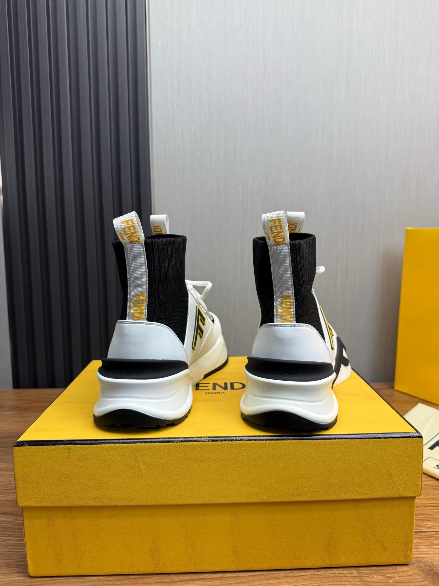 Men's men's shoes 💰560💰 Fendi [Fendi] hot style is on the market 🔥Fashionable casual men's shoes 🔱 Made of original brand fly knit fabric. Original cowhide + breathable mesh lining + sheepskin feet. Perfect shape and top quality, you deserve it 🔜Original rubber outsole, ultra-light, non-slip and wear-resistant 👣 Standard size 38-44